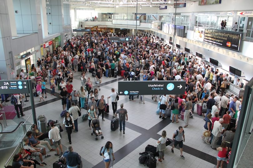 Alvóhelyeket jelöltek ki a szigeteseknek Ferihegyen - fotók