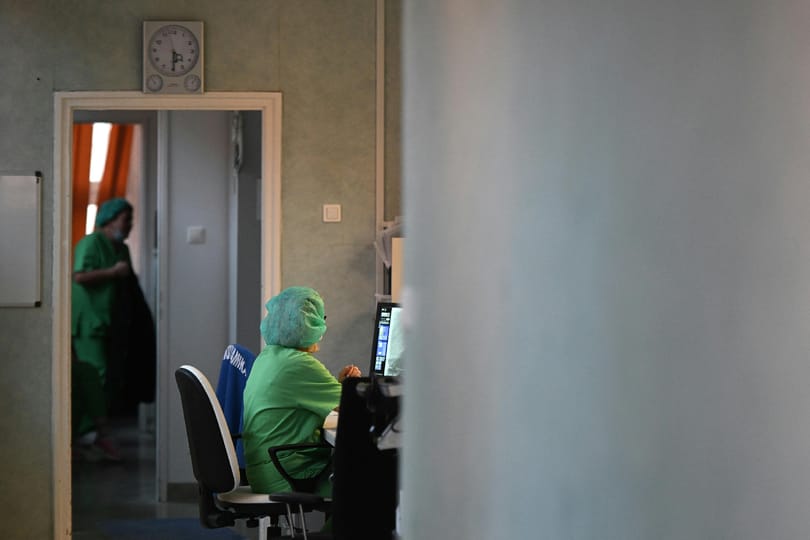Népszava: kétszáz debreceni egészségügyi szakdolgozó mondta fel a túlmunkát