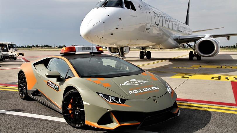 Egy 640 lóerős Lamborghini Huracan kísérgeti a repülőket Bolognában
