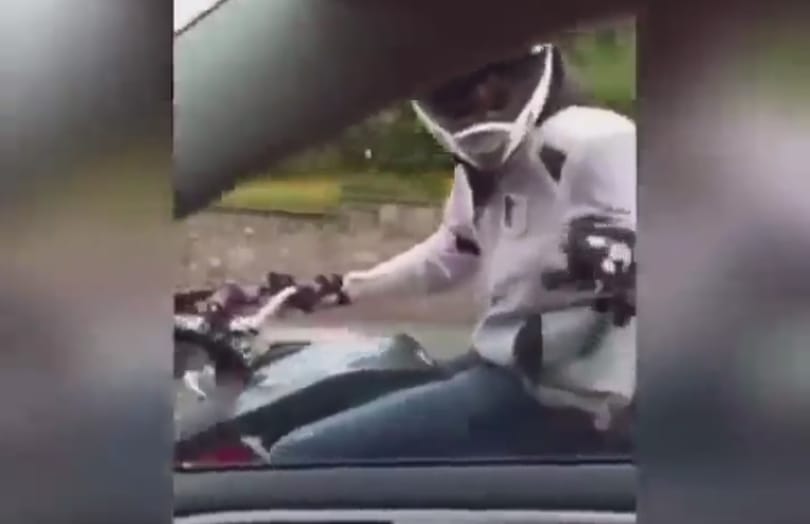 Csúnyán ráfázott az autóssal vitatkozó motoros – videó