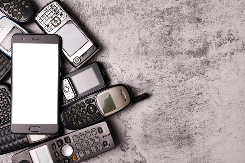Telefontörténelem a több kilós „tégláktól” a zsebre vágható erőművekig - infografika
