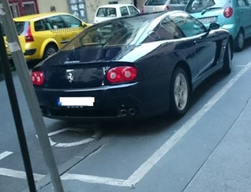 Paralimpikon előtt parkolt mozgássérült helyre egy Ferrari – fotó