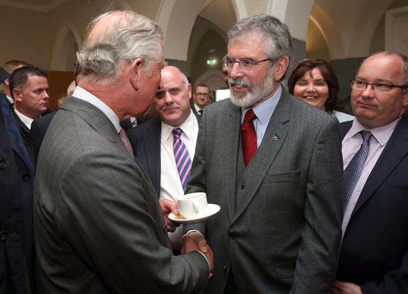 Történelmi pillanat: kezet fogott a Sinn Féin elnökével a brit trónörökös