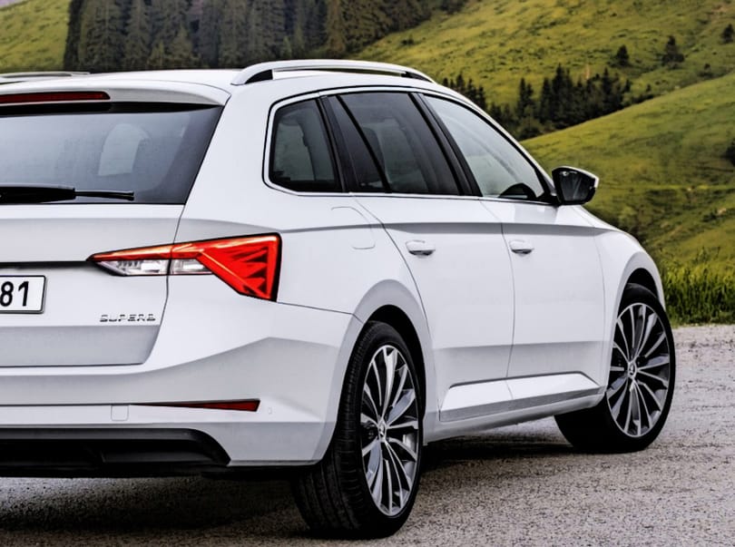 Jön az első hibrid Skoda