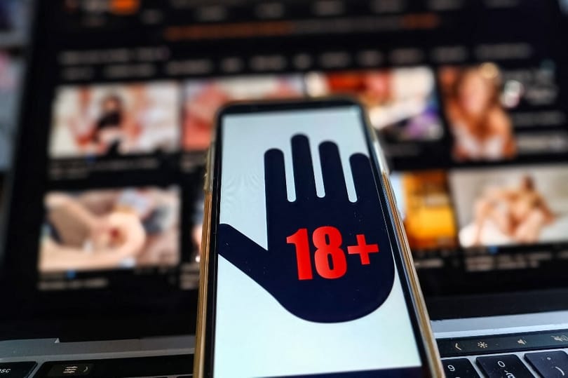 Pornóoldalakat vizsgál az EU, mert a gyerekek egy kattintással hozzáférhetnek a tartalmukhoz