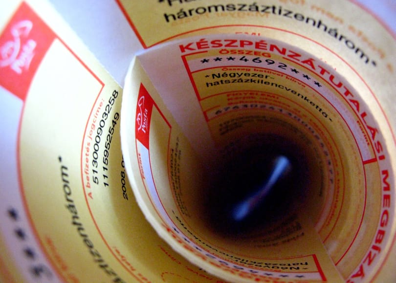 Még mindig a postára járkál a sárga csekkekkel? Ennél rosszabb megoldást nem is választhatna