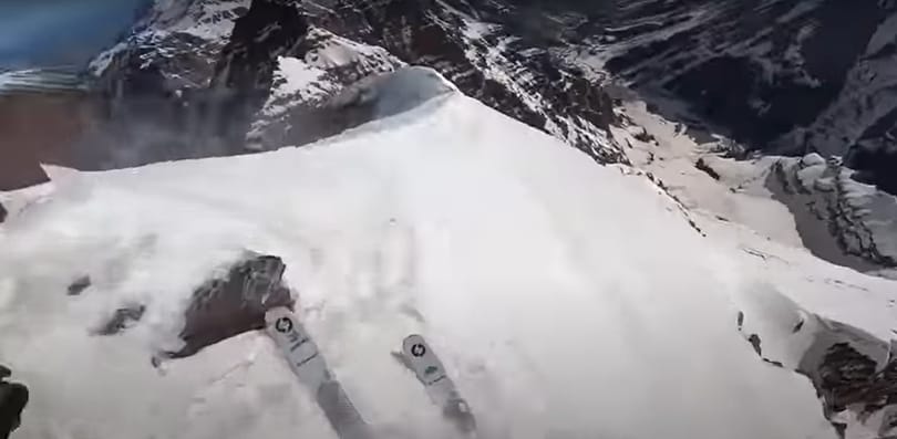 Le akart síelni egy négyezer méteres hegycsúcsról, de beakadt a léce és több száz métert gurult lefelé – hajmeresztő esését felvette a GoPro