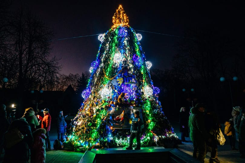 Díszkivilágítás nélkül – így szolidárisak a városok, így Budapest is Ukrajnával