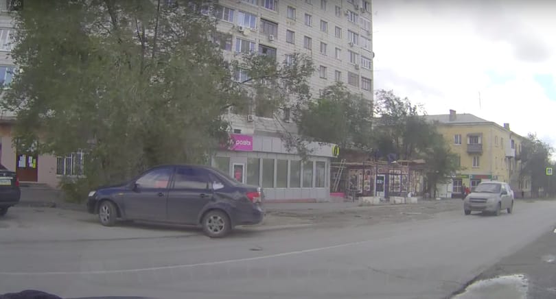 Kiállt az autós a parkolóból, 2 másodperccel később kidőlt a fa – épp a helyére – videó