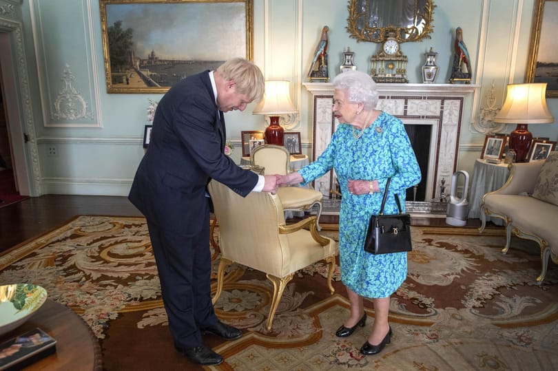 Jóváhagyta a királynő a brit parlament felfüggesztését
