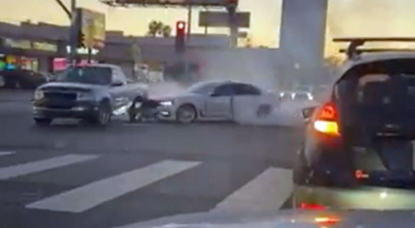 Teljesen megőrült egy autós egy Los Angeles-i kereszteződésben – videó