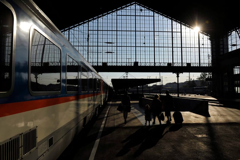 Egy órát késett a Szegedről Budapestre tartó IC, mert egy lerobbant tehervonatért ment a mozdonya