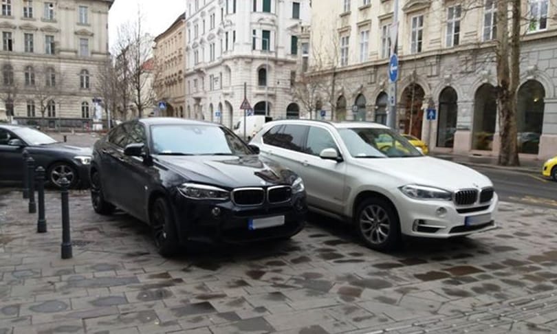 A nap fotója: fekete és fehér BMW divatterepjárók párosban tilos budapesti parkolása