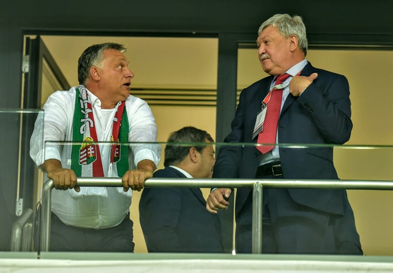 Orbán Viktor ingujját feltűrte...
