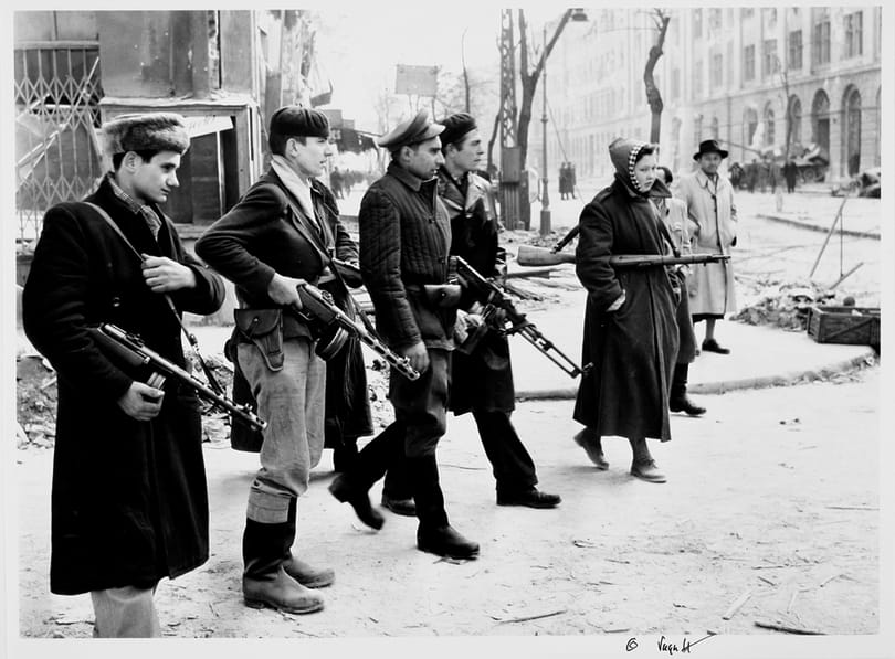 Dán fotóművész 1956-os fotóiból nyílt kiállítás - köztük a hős géppisztolyos lánnyal, Erikával