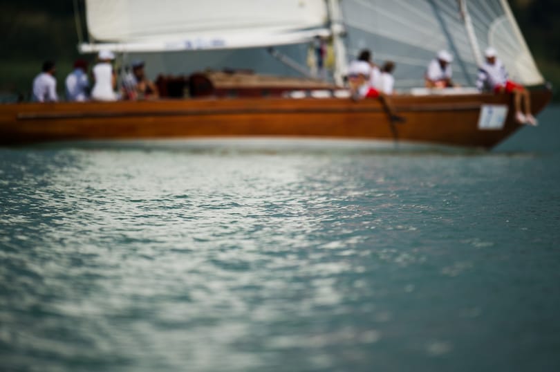 Az erős szél miatt borult fel egy katamarán a Balatonon