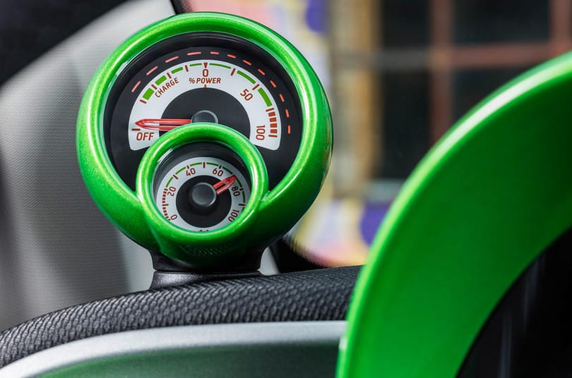 Versenyre kel a Teslával a Daimler