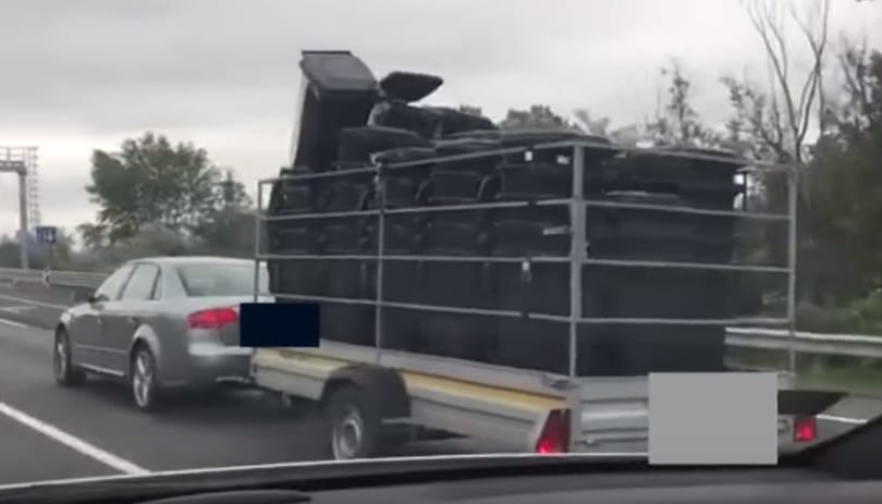 Videó: utánfutóról elszabadult kukák repkedtek az M0-son