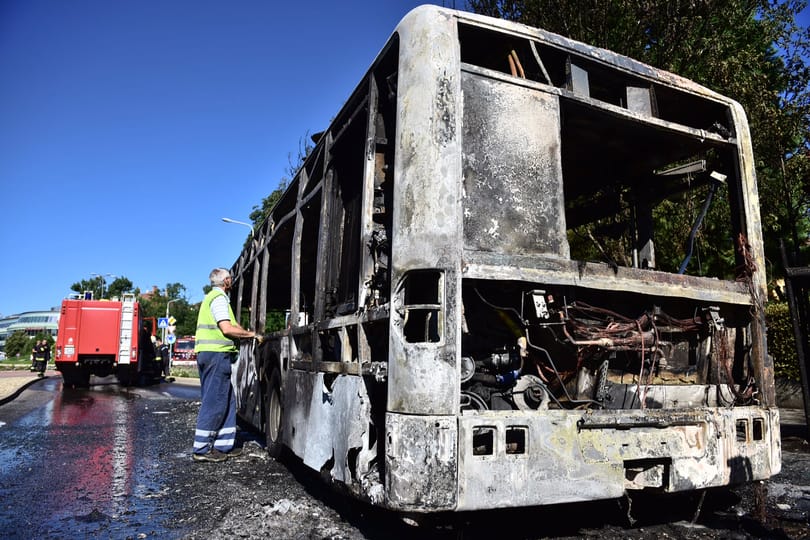 Ennyi maradt a ma reggel kigyulladt BKV-buszból - fotók