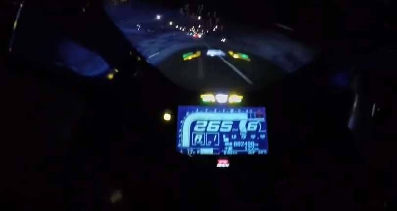 Nem aprózta el egy budapesti motoros az éjszakában: 64 bírságpontot szedett össze