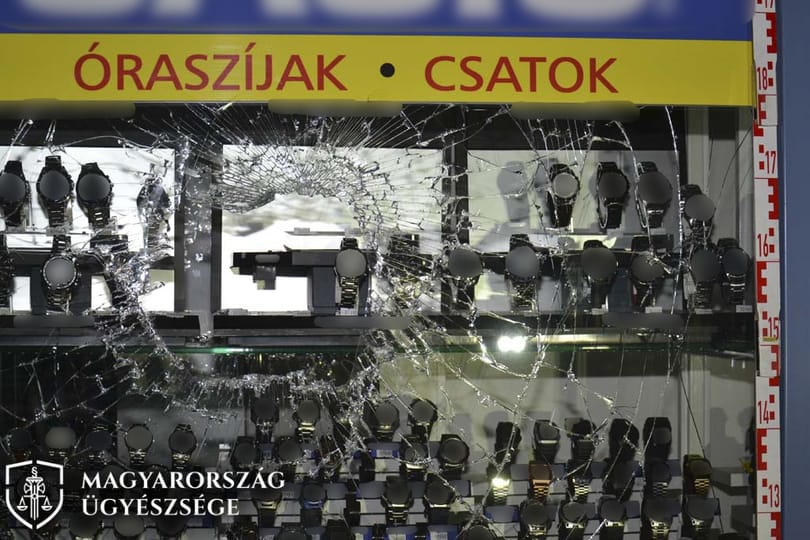 Csatornafedővel törte be az óraszalon kirakatát a kecskeméti sorozattolvaj