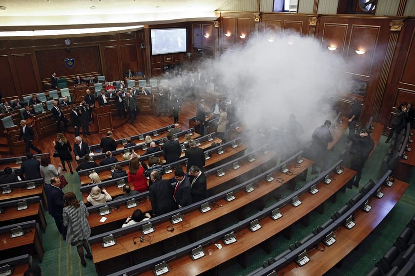 Koszovó: megint könnygáz a parlamentben
