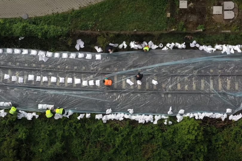 Húszezer homokzsákot kellett elvinni, hétfőtől újraindulnak a vonatok Esztergom és Komárom között