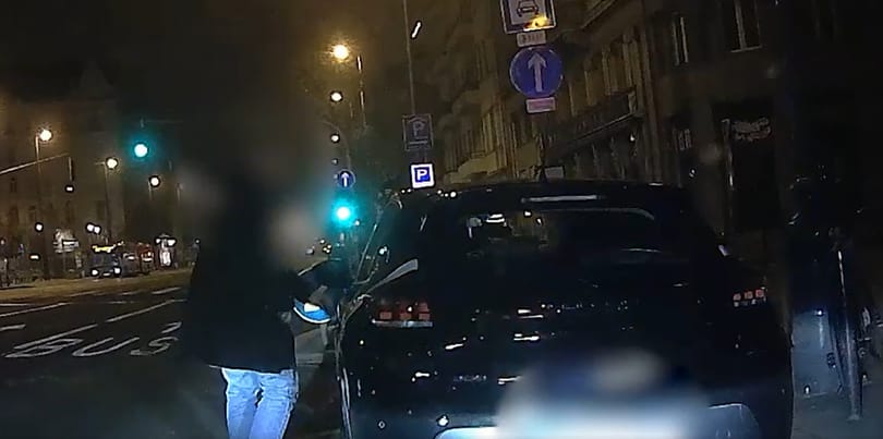 Ittasan dülöngélve ült be a kölcsönkocsiba a villogó rendőrautó előtt, elkapták – videóval