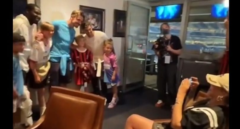 A kisfiú megkért egy nőt, hogy fotózza le pár focistával. A nőt Rihannának hívják