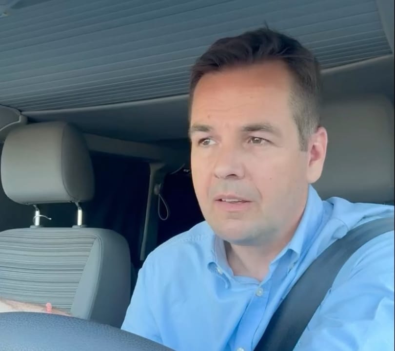 Németh Balázs ismét vezetés közben üzent: Magyar Péter „szar ember”, a kormánytól független újságírók pedig „liberális, uszító, hergelő lények”