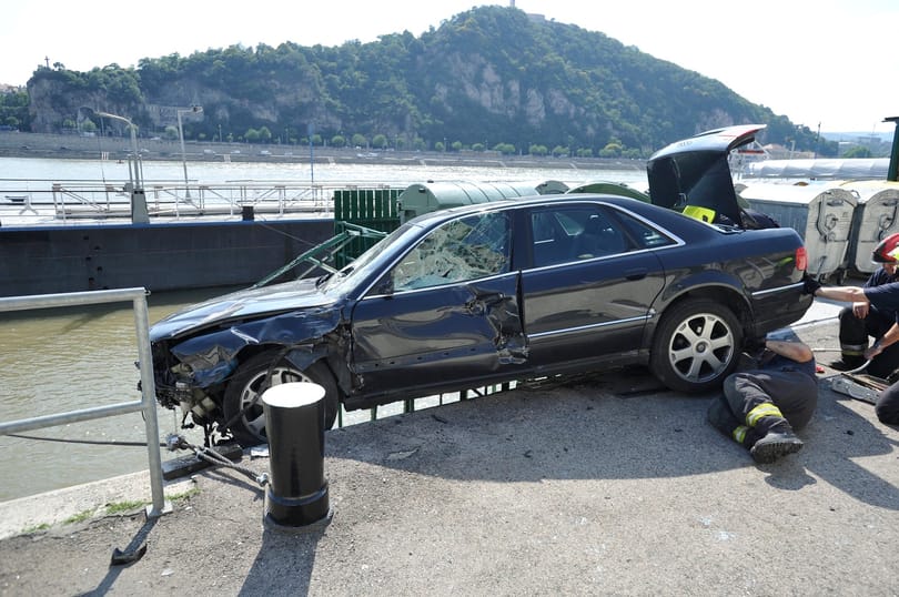 Ilyet se látni mindennap: a Duna lépcsőire zuhant egy Audi