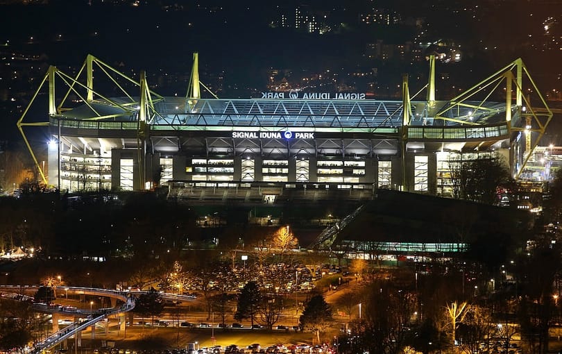 Egy valódi bomba miatt ürítették ki a Dortmund stadionját