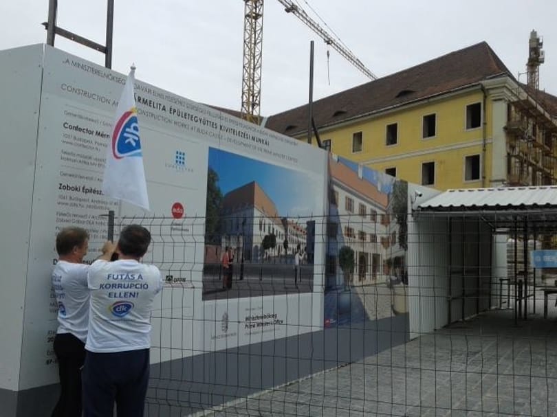 A rendőr vetette le a Várban kitűzött DK-s zászlót