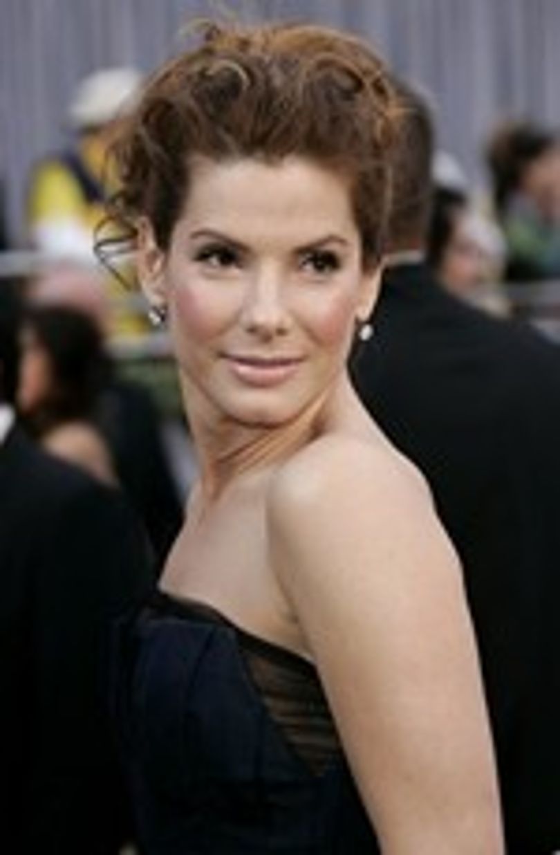 Sandra Bullock Scarlett Johanssonnal csókolózik - videó