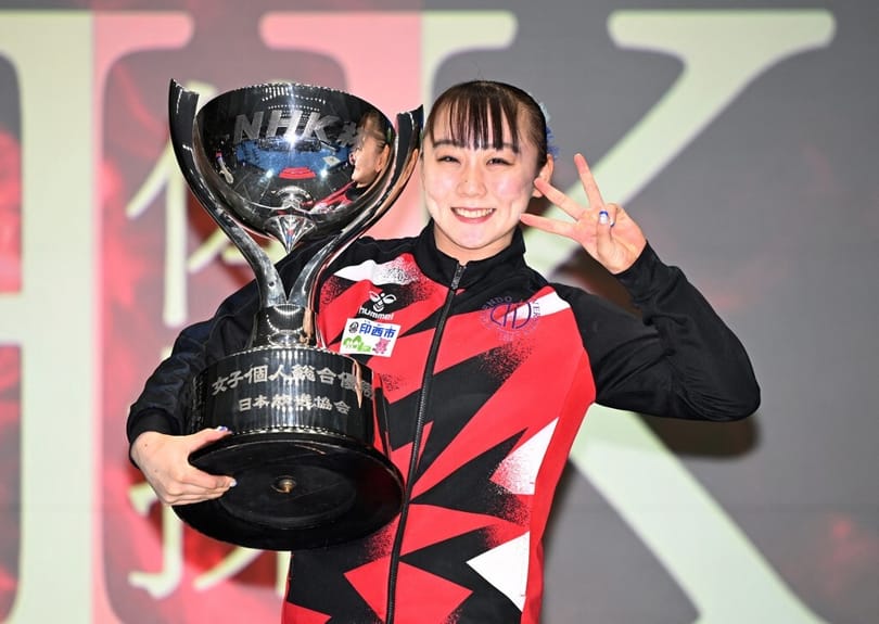 Hazaküldték Párizsból a japán tornásznőt, mert cigarettázáson kapták az olimpia előtt