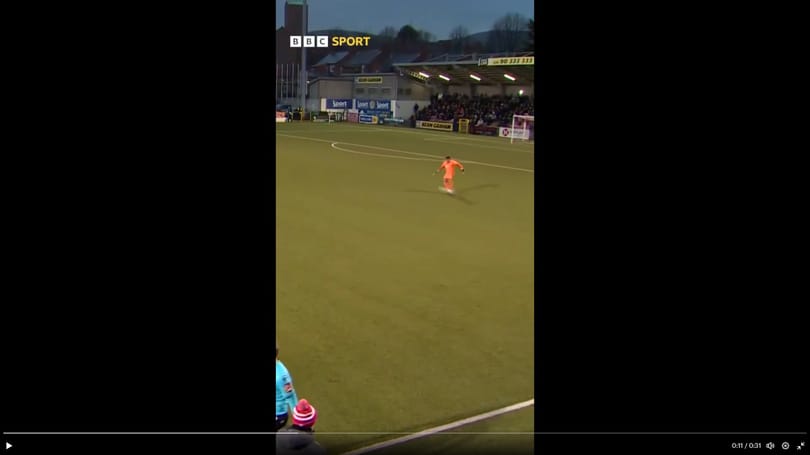Videó: Saját térfeléről szerzett gólt a magyar kapus az északír bajnokságban