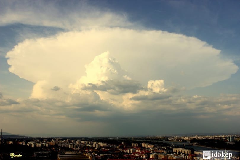 Látványos cella alakult ki az égen Budapestnél – fotók