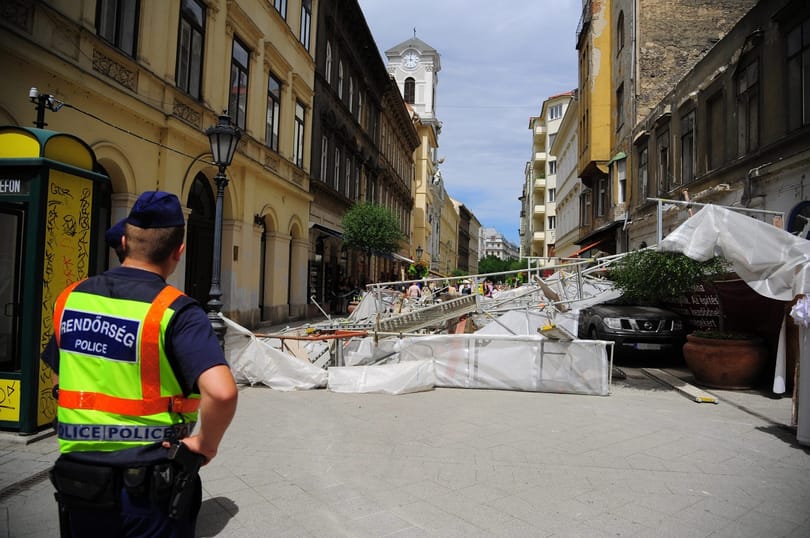 Fotó: összeomlott egy ház állványzata a Belvárosban