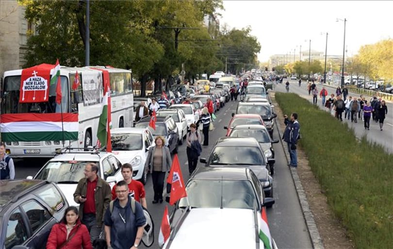 Fotó: így okoztak dugót a tüntető devizahitelesek Budapesten