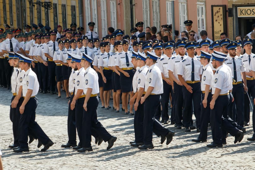 Kötelezően meg kell venni az új egyenruhát, de a ruhapénzt 15 éve nem emelte a belügy