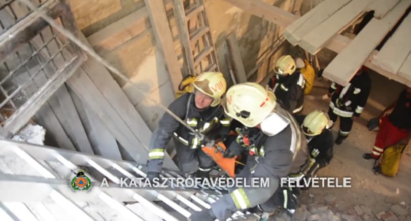 Videó: Aknába zuhant munkást mentettek a tűzoltók Budapesten