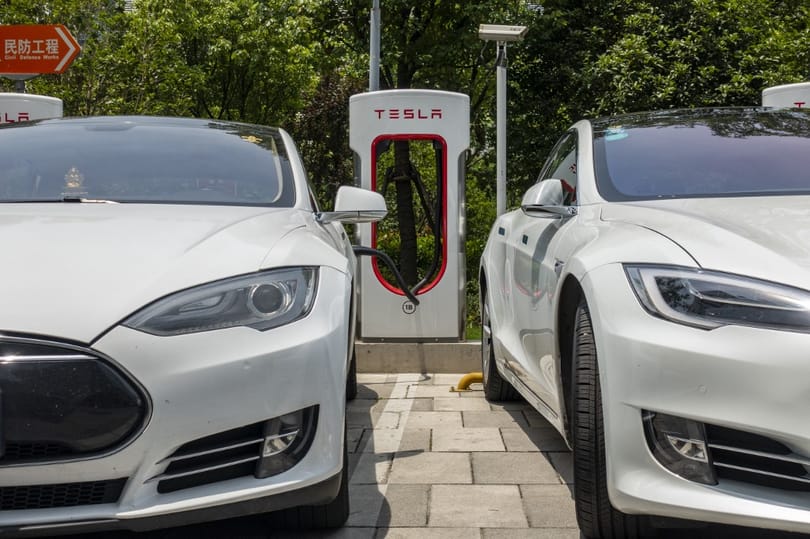 Jön a Tesla olcsó kompakt villanyautója