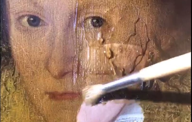 Mi történik, ha egy több száz éves festményről lemossuk a koszt? (videó)