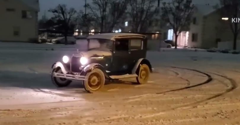 Közel 100 éves autójával driftelgetett a hóban a tulajdonosa – videó