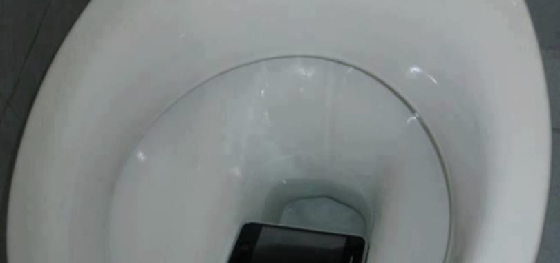 Ezek az igazi lúzerek: tucatnyi iPhone 6 esett már a vécékbe