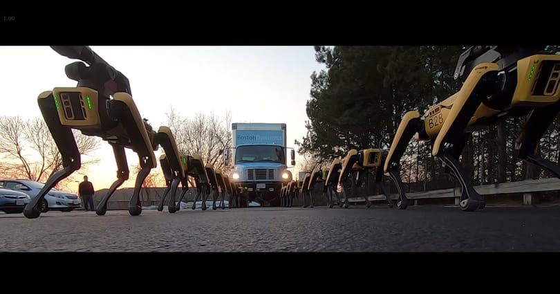 Videó: Lenyűgöző és félelmetes, hogyan dolgozik össze a Boston Dynamics 10 robotkutyája
