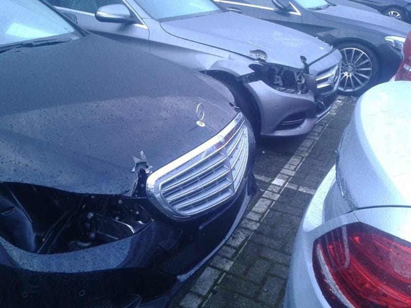 Lopják a Mercedes-lámpákat a fűtermesztők – képek
