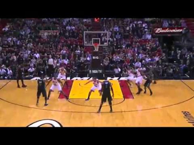 Átugrotta 180 centis ellenfelét, úgy zsákolt az NBA-sztár - videó