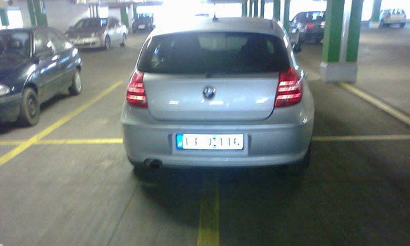 Bunkó parkolás: Ugye, hogy a legkisebb BMW is csak nagy helyen fér el