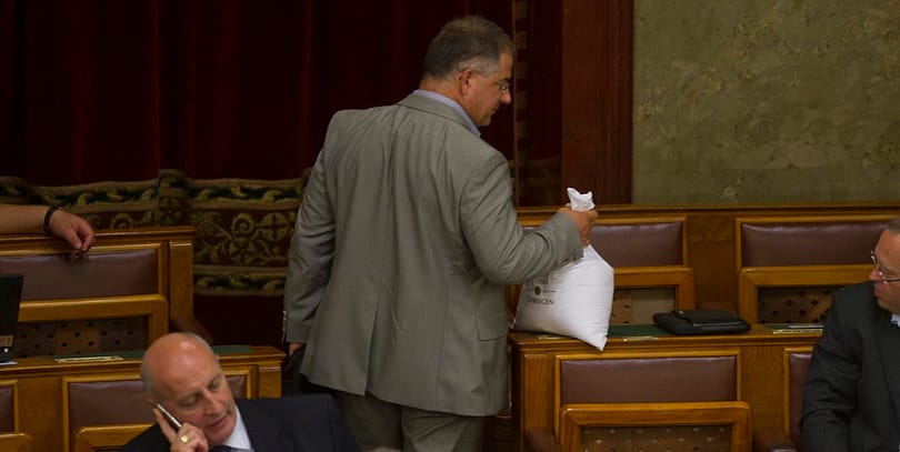 Büntetlenül trükközhetnek a vagyonukkal a ravasz politikusok